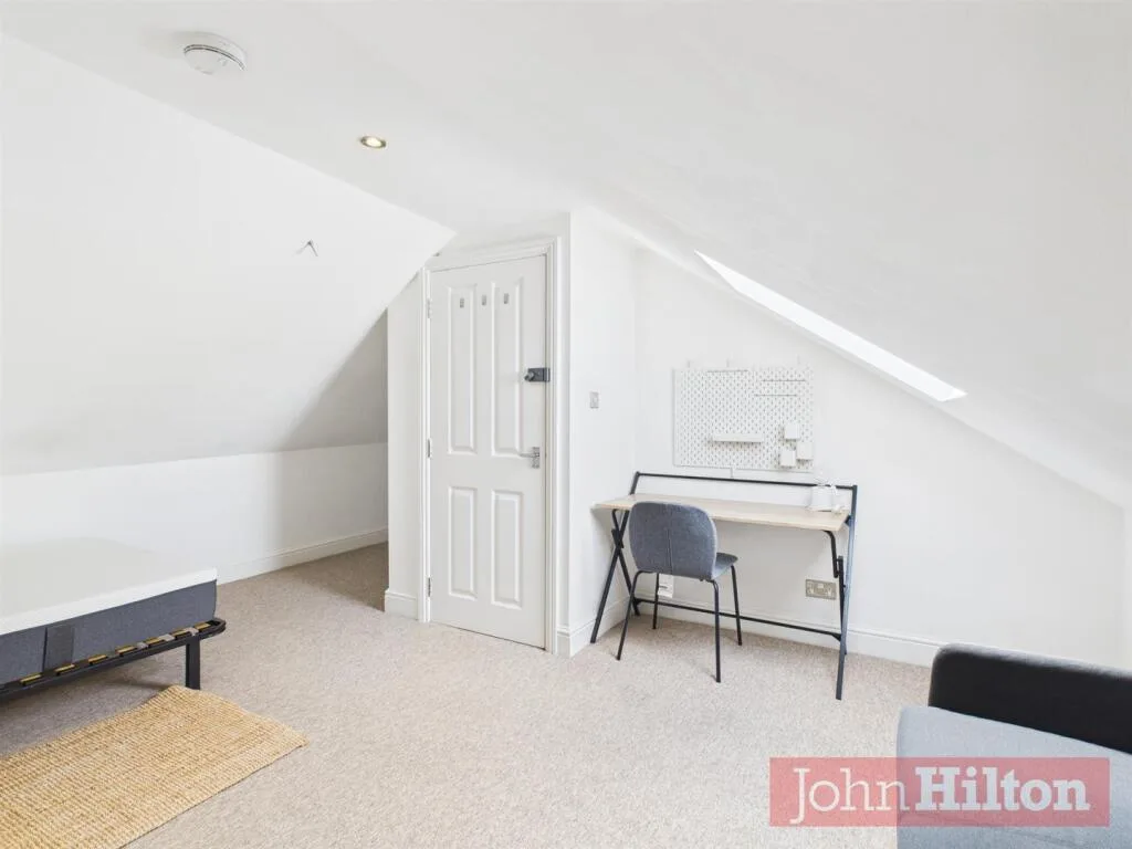 6 bedroom maisonette for rent
