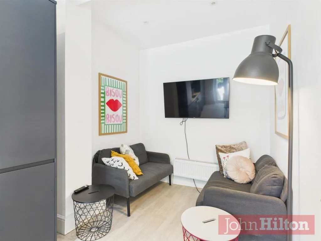 6 bedroom maisonette for rent