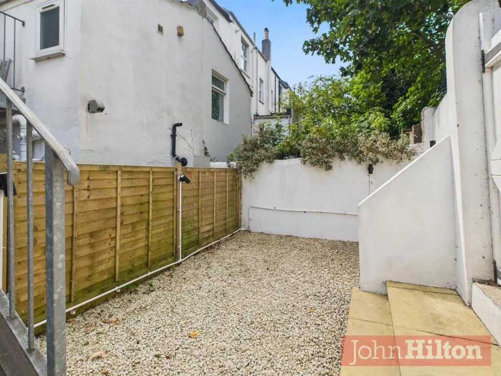 6 bedroom maisonette for rent