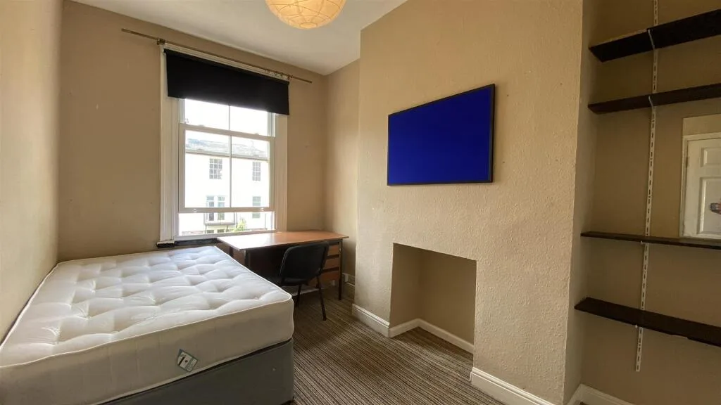 8 bedroom terraced house for rent
