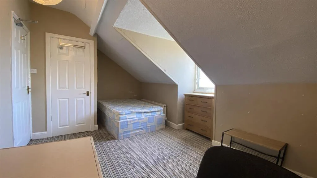 8 bedroom terraced house for rent