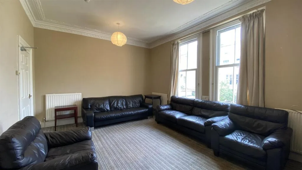 8 bedroom terraced house for rent