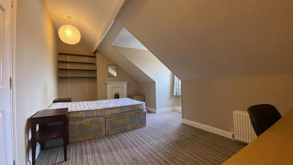 8 bedroom terraced house for rent