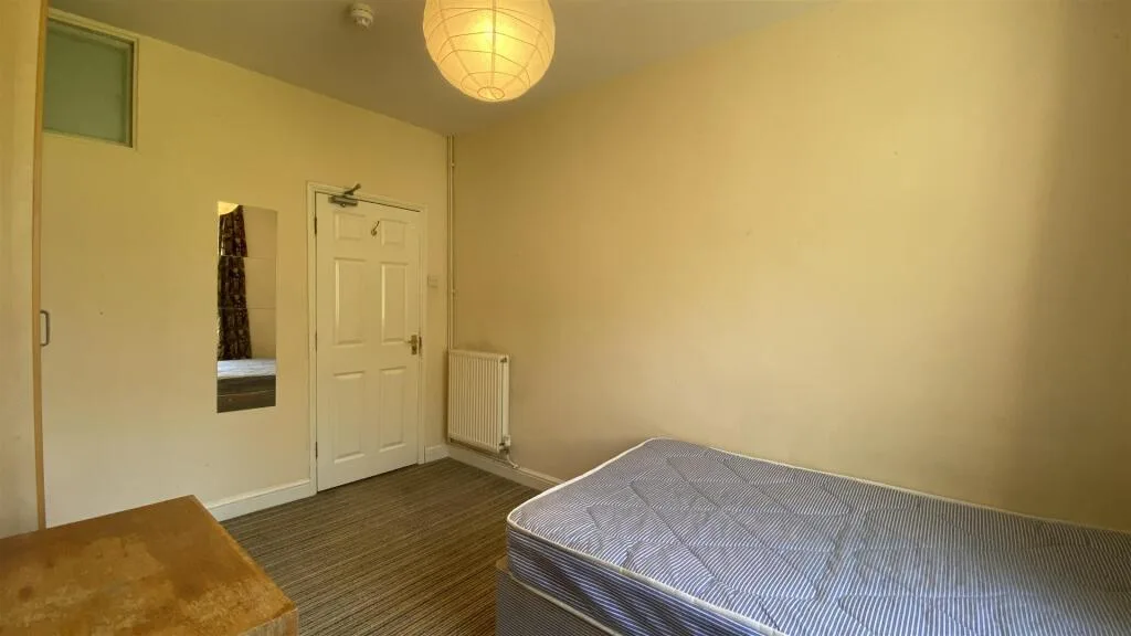 8 bedroom terraced house for rent