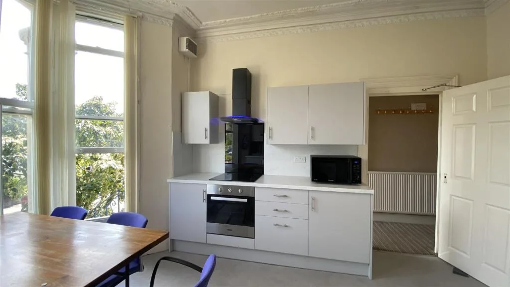 8 bedroom terraced house for rent