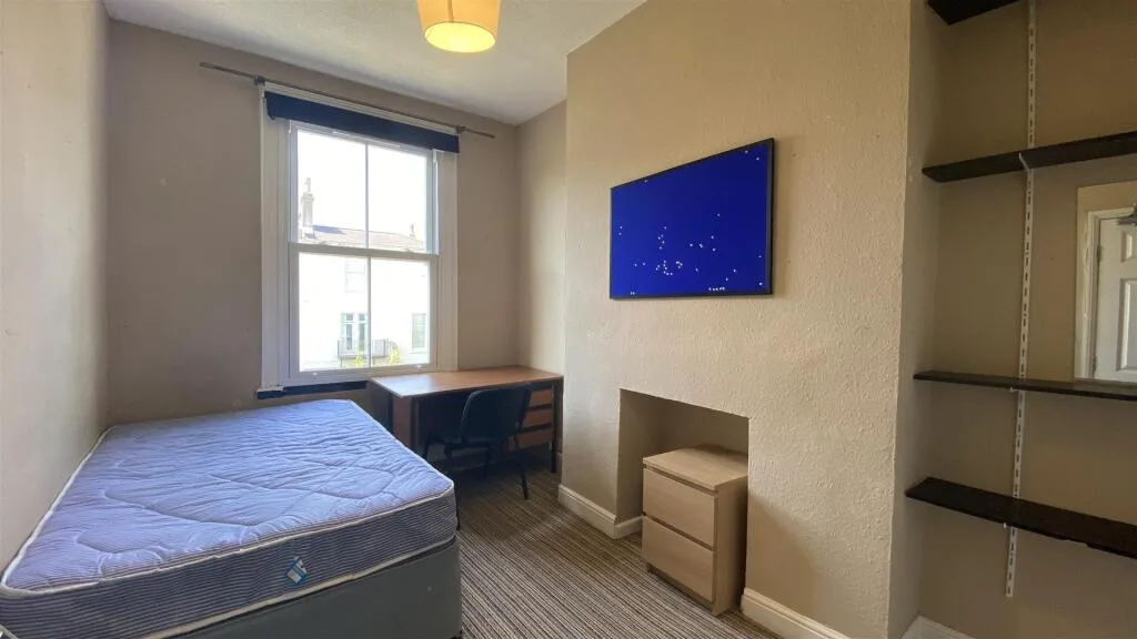 8 bedroom terraced house for rent