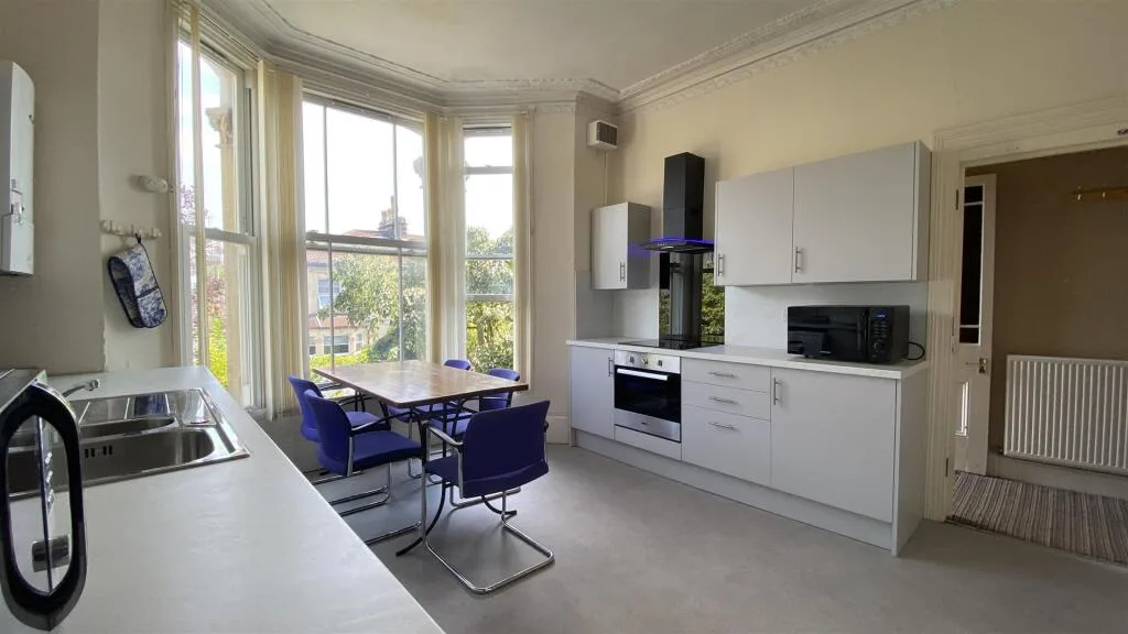8 bedroom terraced house for rent