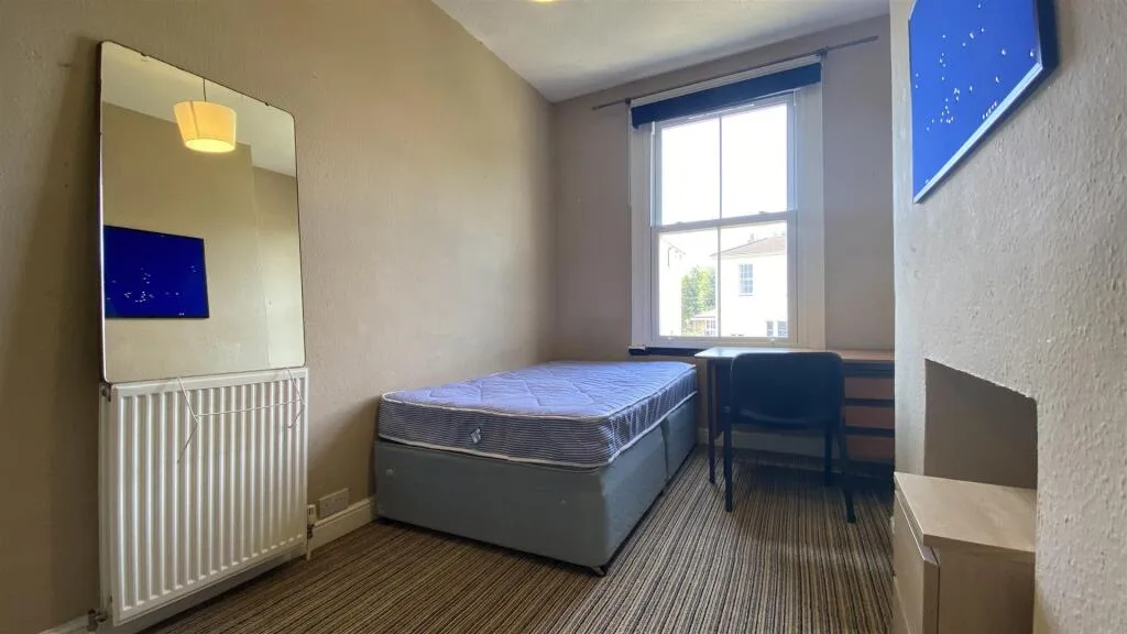8 bedroom terraced house for rent