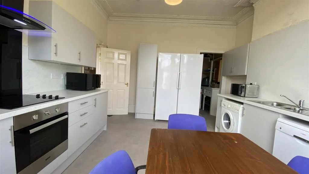 8 bedroom terraced house for rent