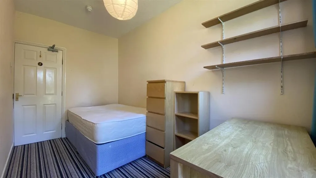 8 bedroom terraced house for rent