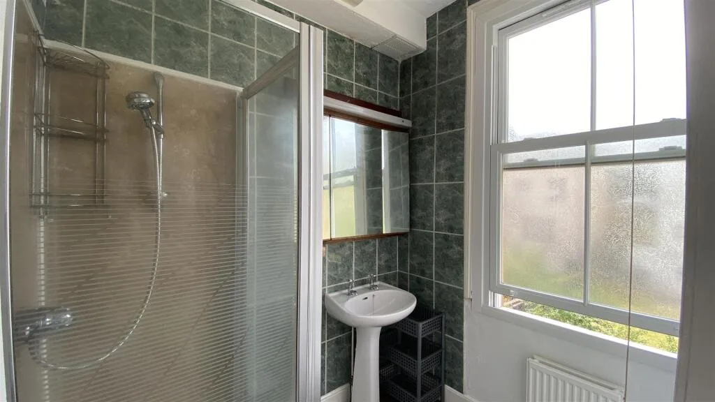 8 bedroom terraced house for rent