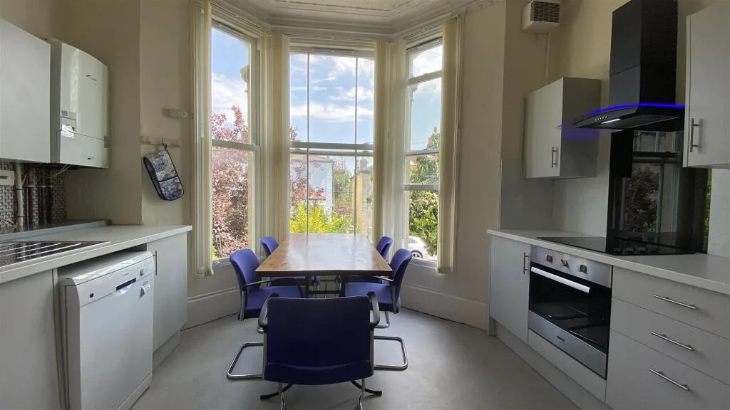 8 bedroom terraced house for rent