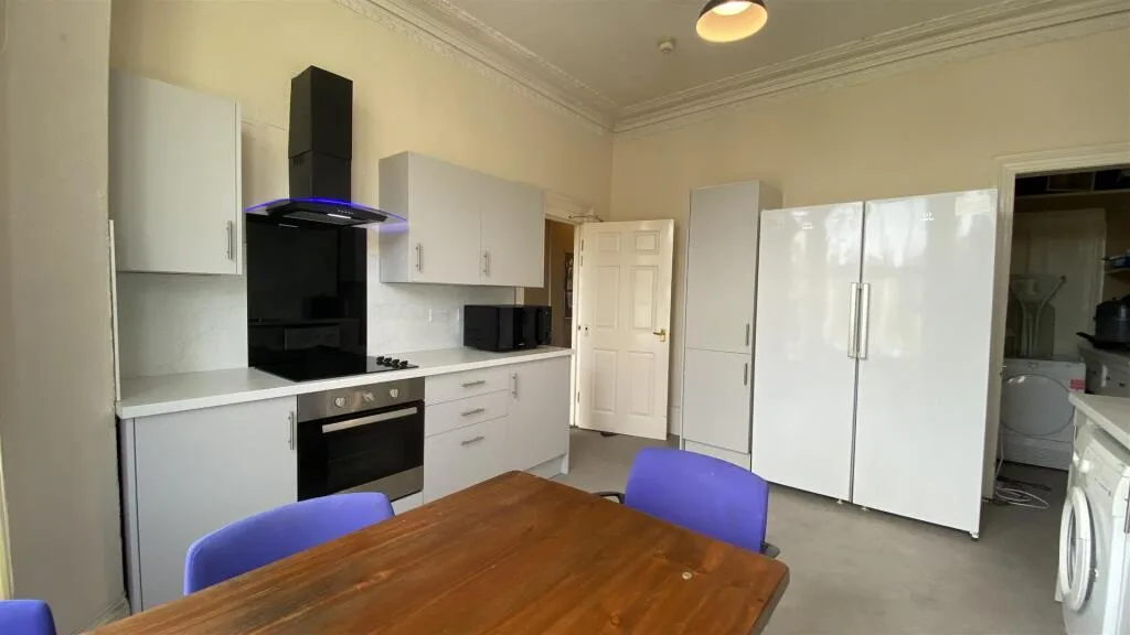 8 bedroom terraced house for rent