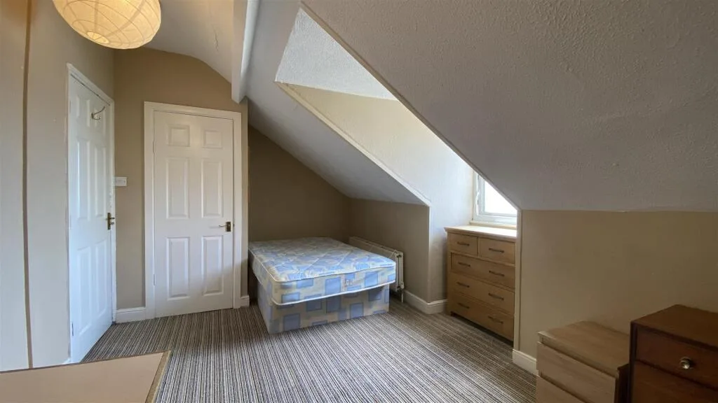 8 bedroom terraced house for rent