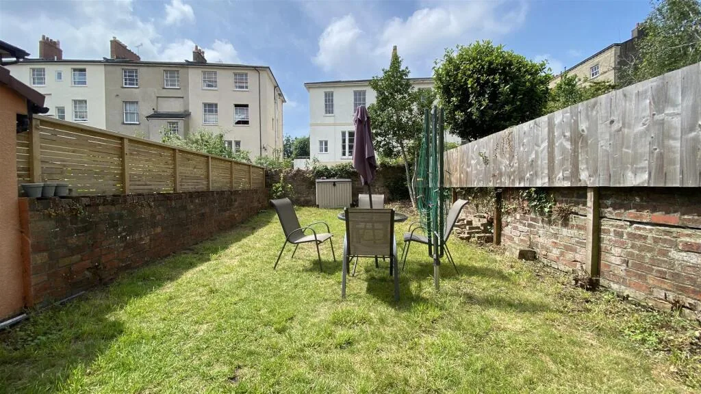 8 bedroom terraced house for rent
