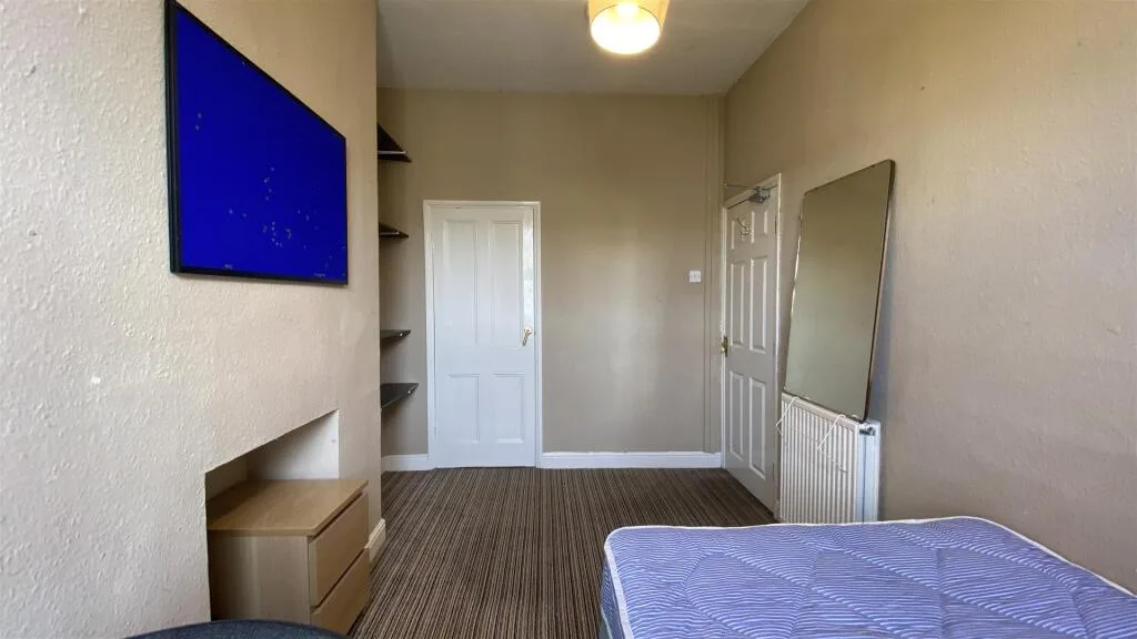 8 bedroom terraced house for rent