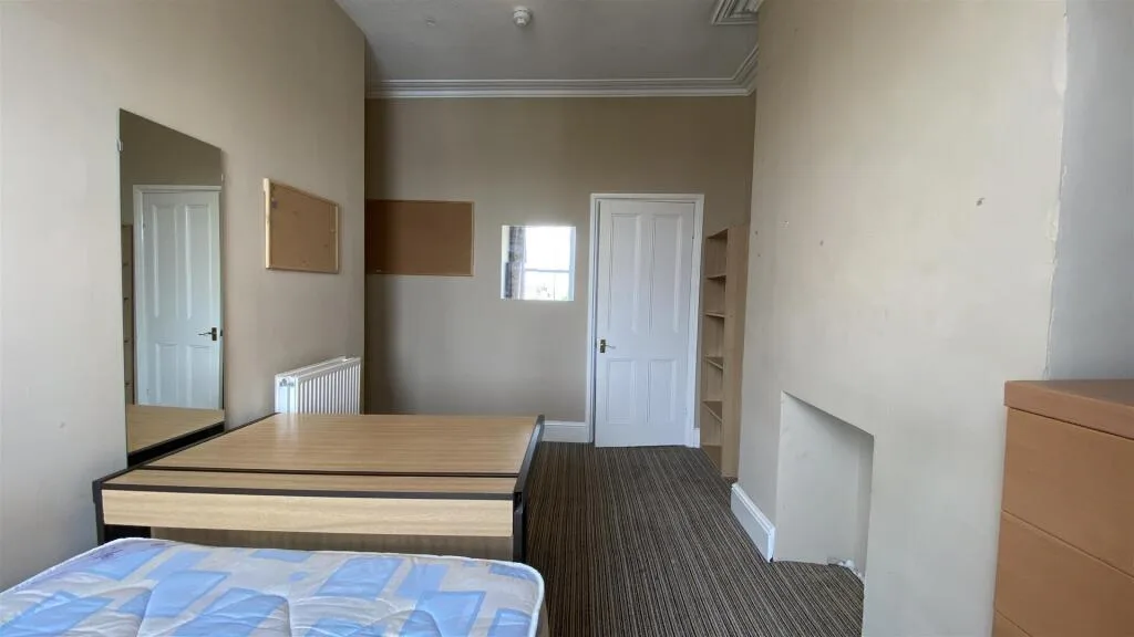 8 bedroom terraced house for rent
