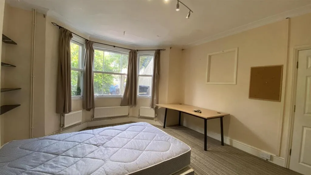 8 bedroom terraced house for rent