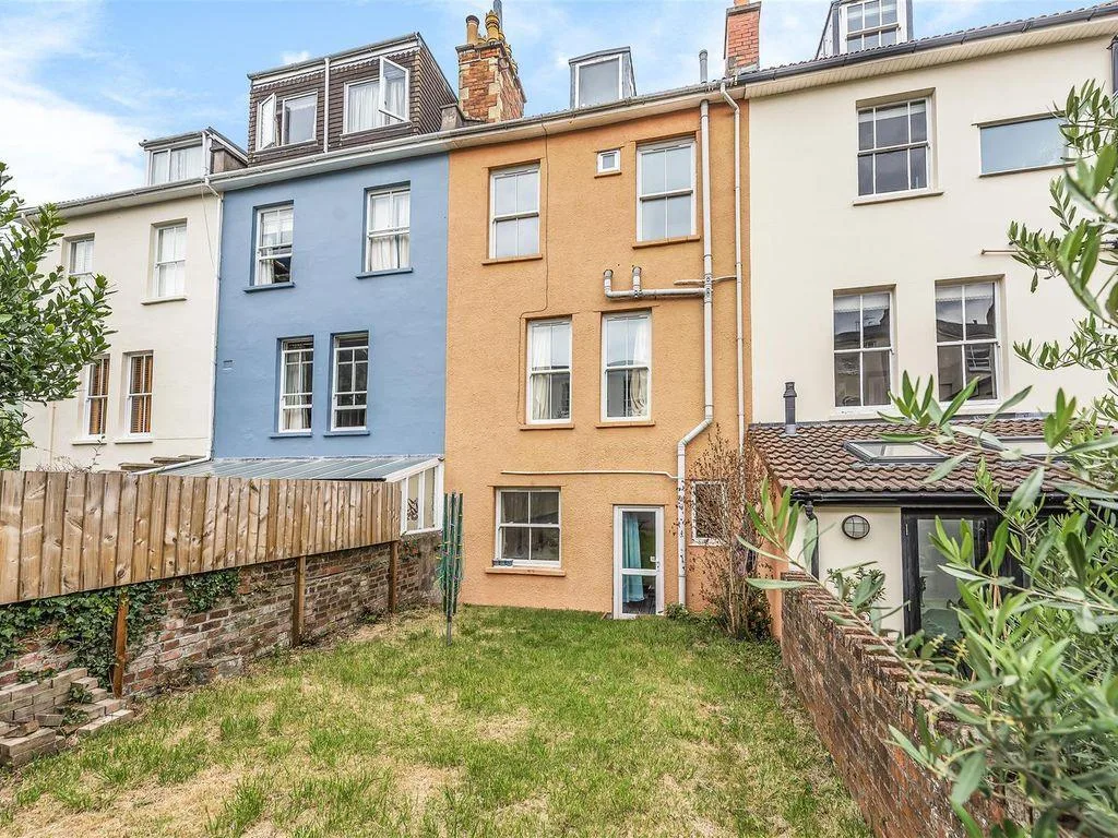 8 bedroom terraced house for rent