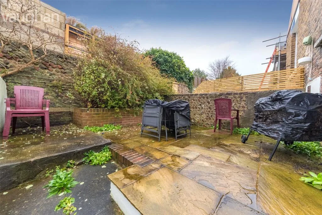 5 bedroom terraced house for rent