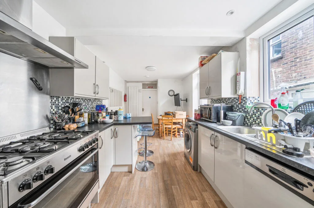 5 bedroom terraced house for rent