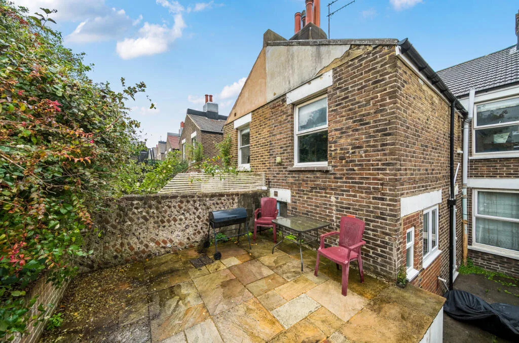 5 bedroom terraced house for rent