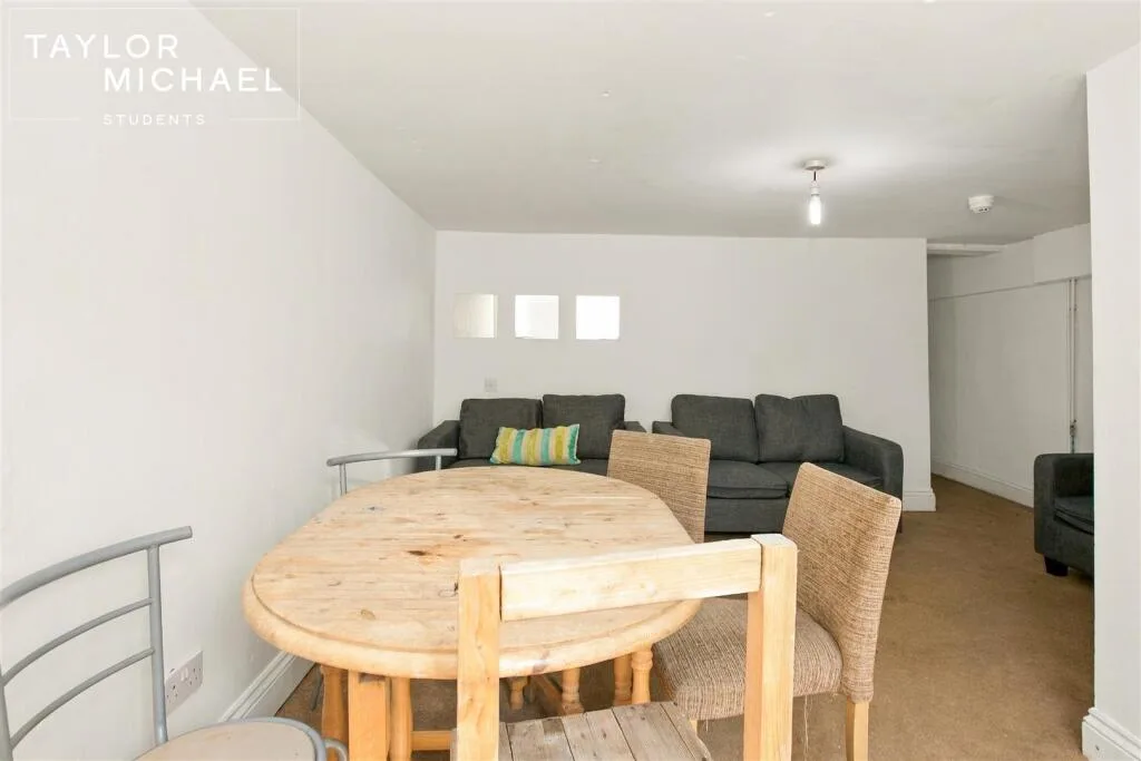 8 bedroom terraced house for rent