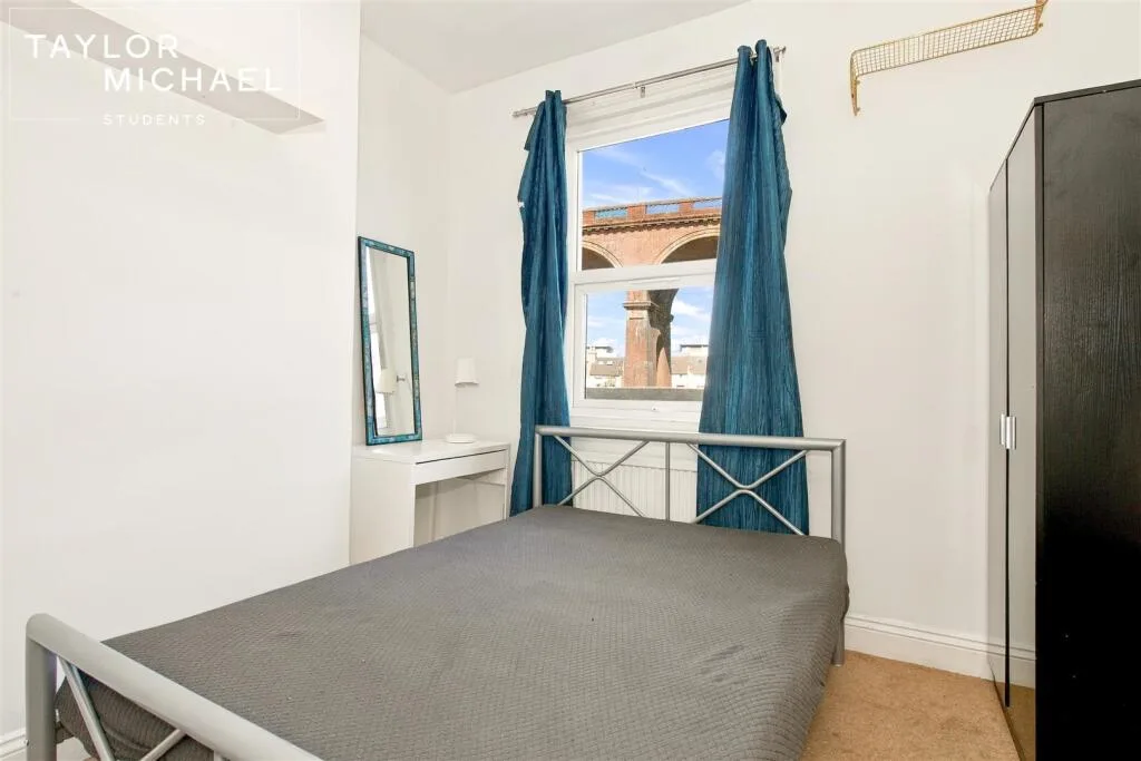 8 bedroom terraced house for rent