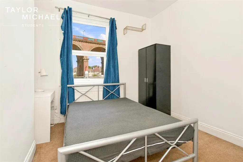 8 bedroom terraced house for rent