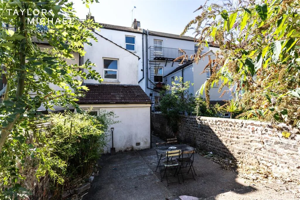 8 bedroom terraced house for rent