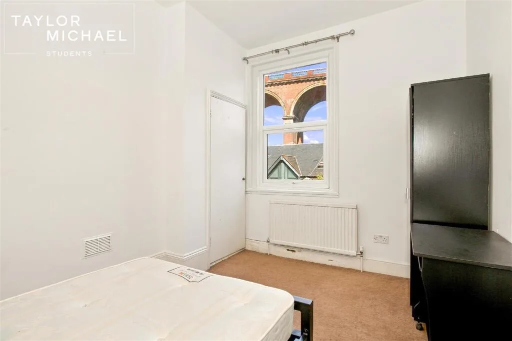 8 bedroom terraced house for rent