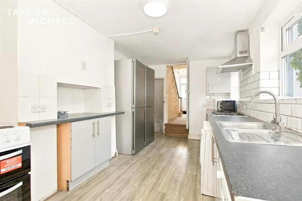 8 bedroom terraced house for rent