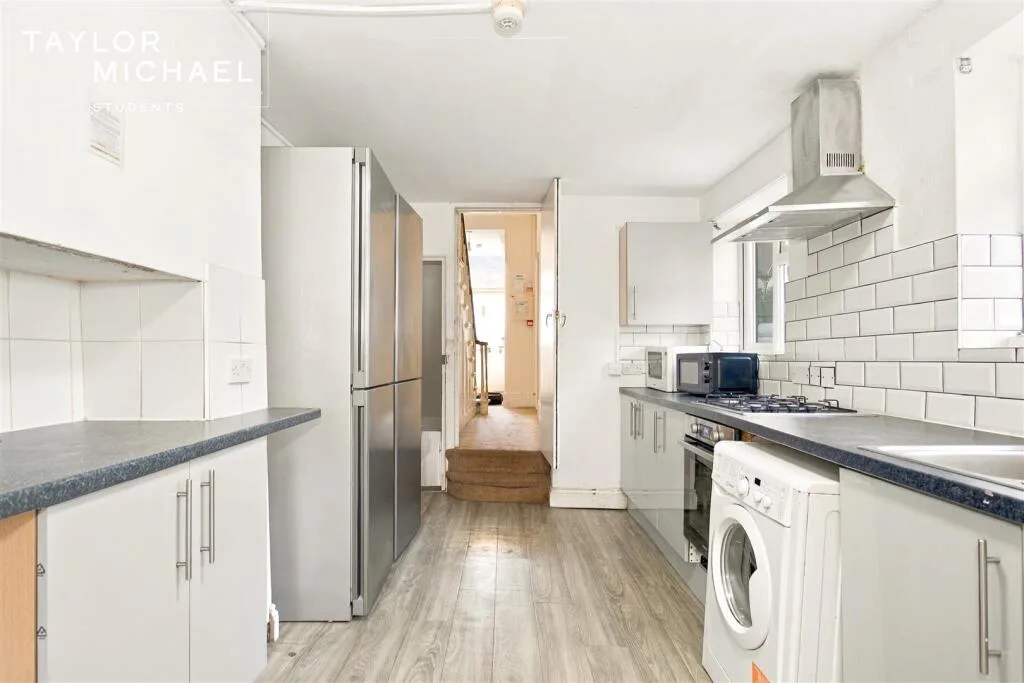 8 bedroom terraced house for rent