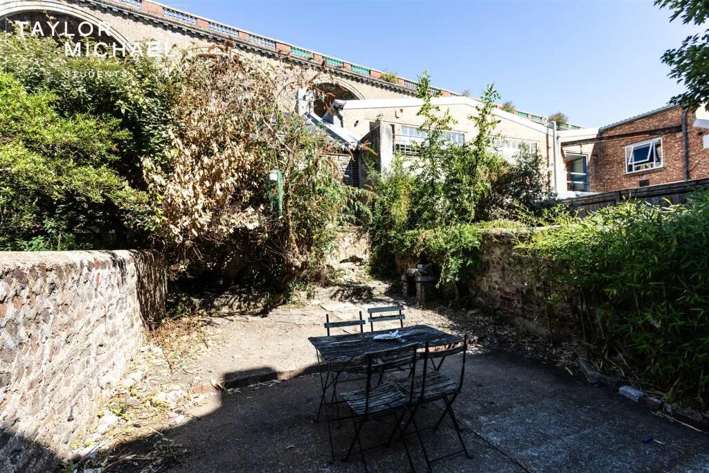 8 bedroom terraced house for rent