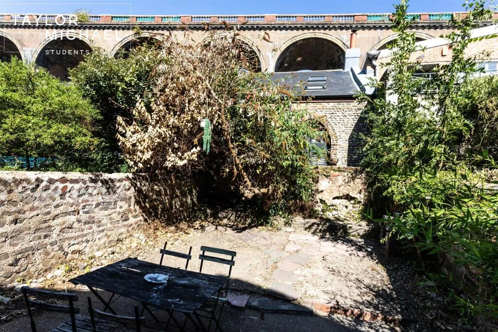 8 bedroom terraced house for rent