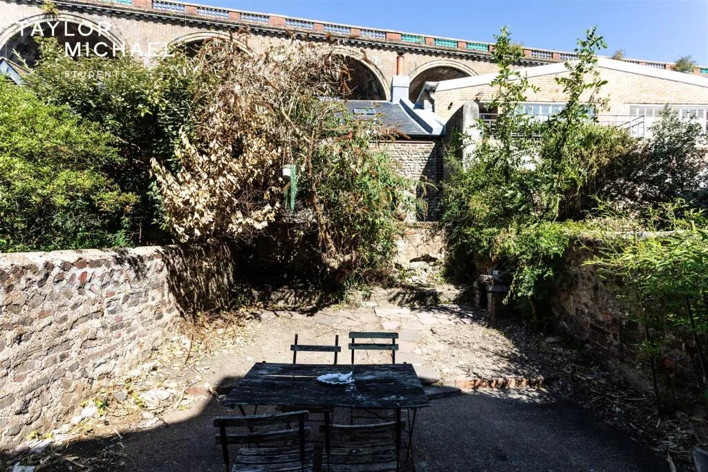 8 bedroom terraced house for rent