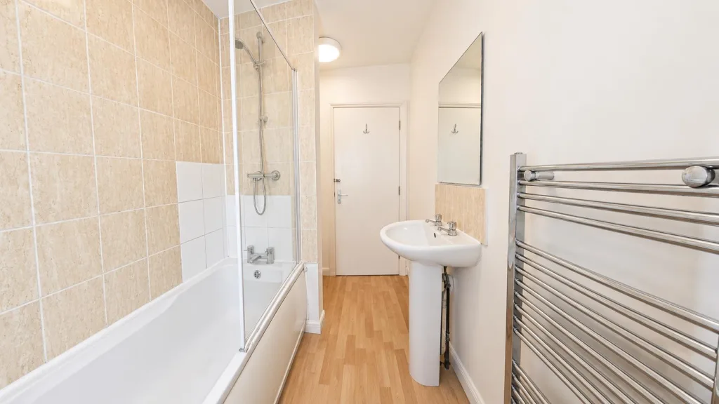 5 bedroom end of terrace house for rent