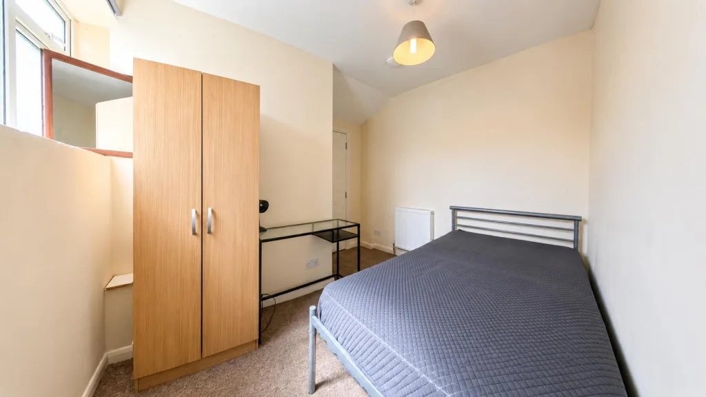 5 bedroom end of terrace house for rent