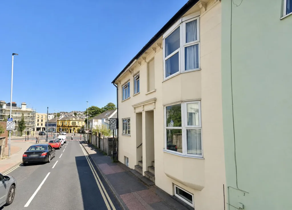 5 bedroom end of terrace house for rent