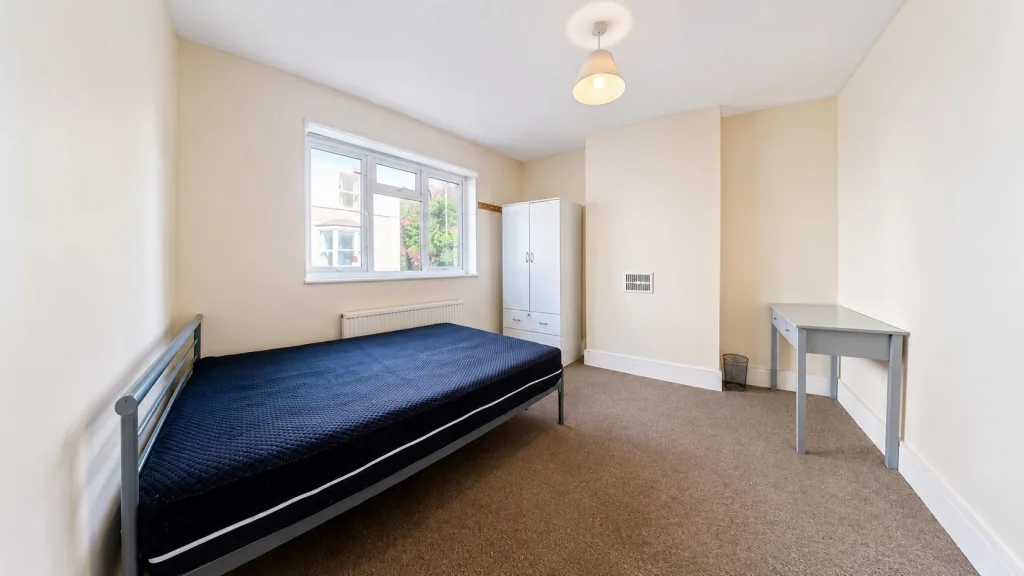 5 bedroom end of terrace house for rent