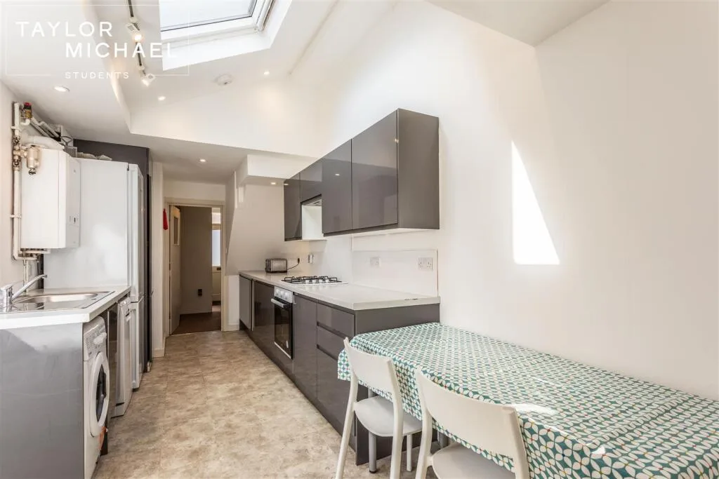 5 bedroom terraced house for rent