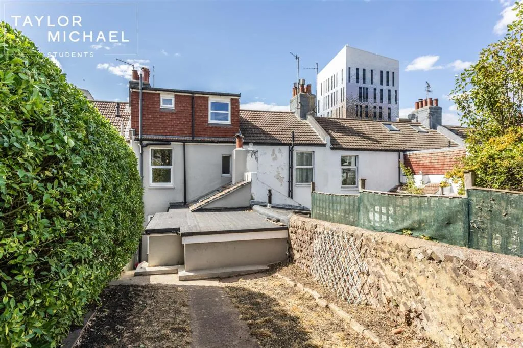 5 bedroom terraced house for rent