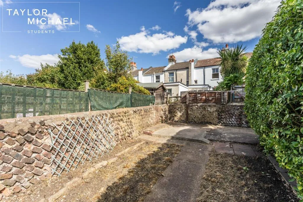 5 bedroom terraced house for rent