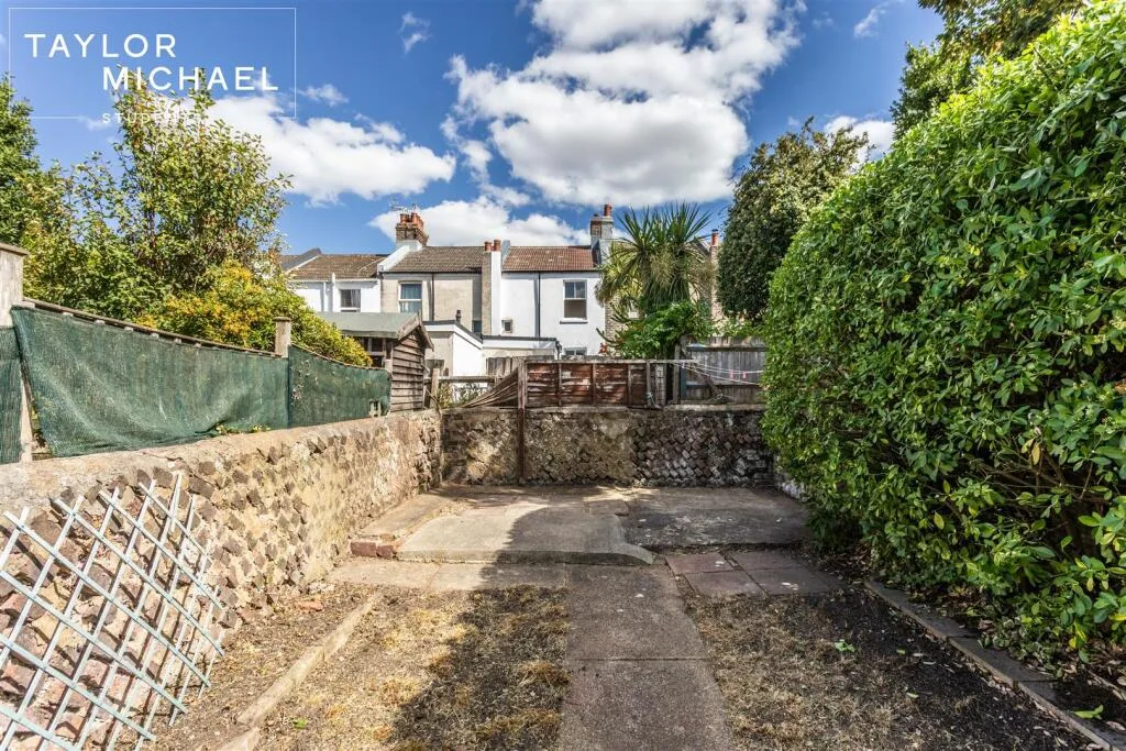 5 bedroom terraced house for rent