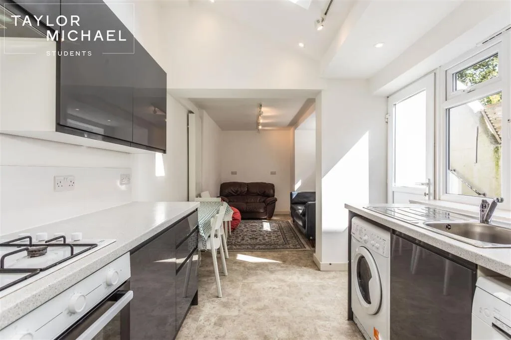 5 bedroom terraced house for rent