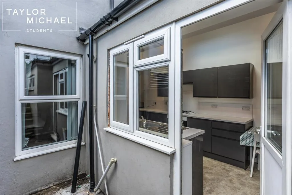 5 bedroom terraced house for rent