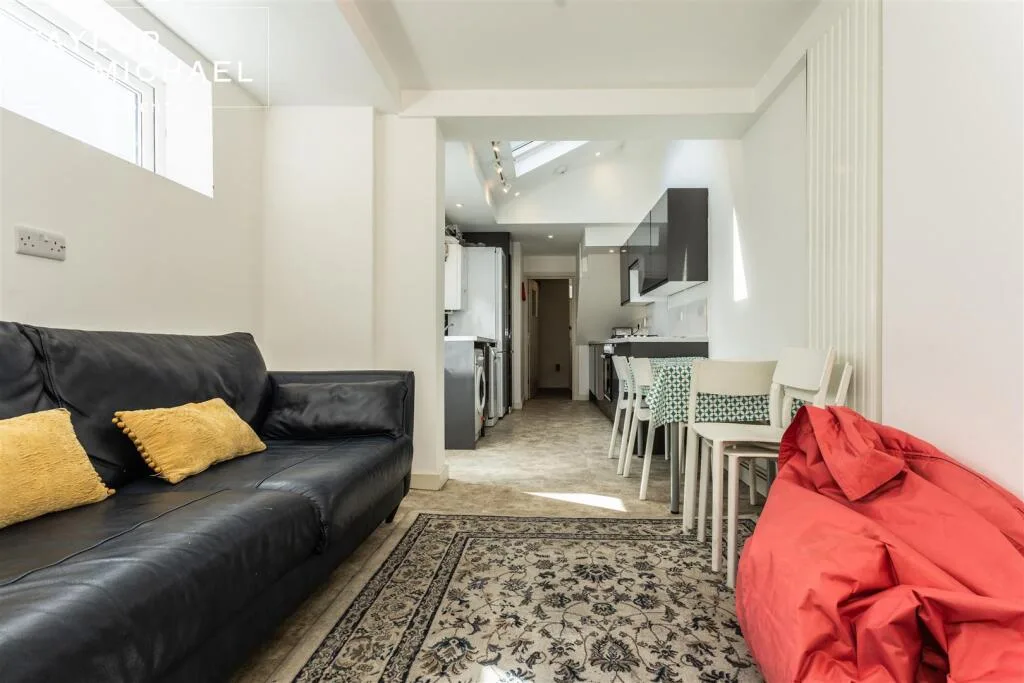 5 bedroom terraced house for rent
