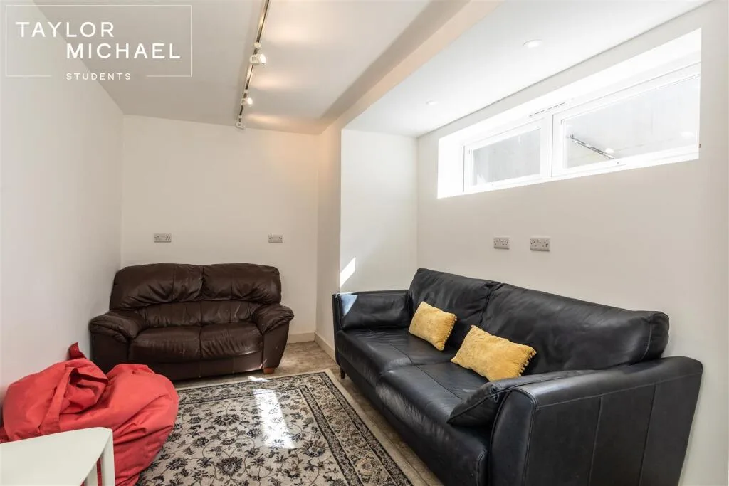 5 bedroom terraced house for rent