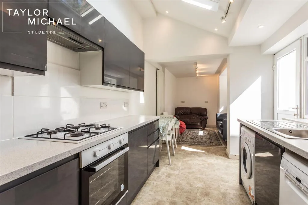 5 bedroom terraced house for rent