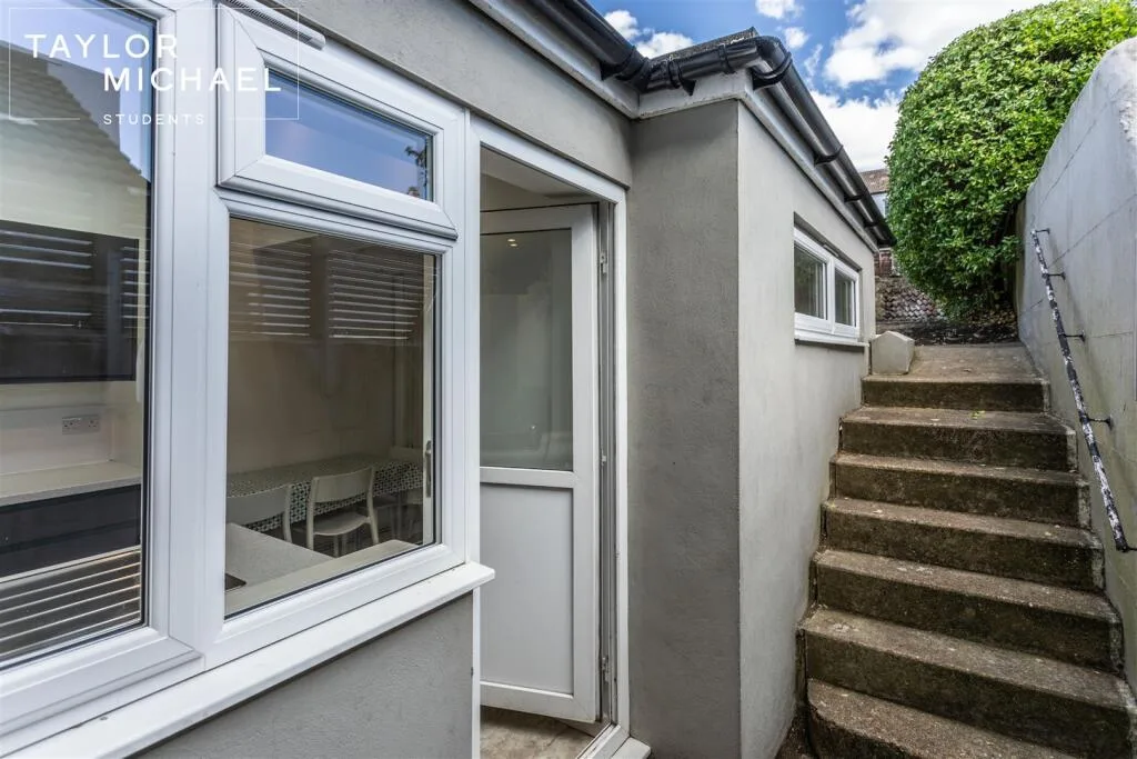 5 bedroom terraced house for rent